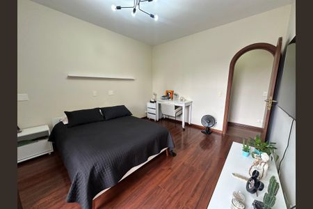 Casa à venda com 700m², 4 quartos e 4 vagas Casa à venda com 700m², 4 quartos e 4 vagasSuíte 4