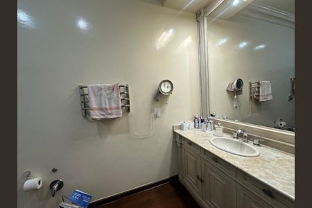 Casa à venda com 700m², 4 quartos e 4 vagas Casa à venda com 700m², 4 quartos e 4 vagasBanheiro da Suíte 3