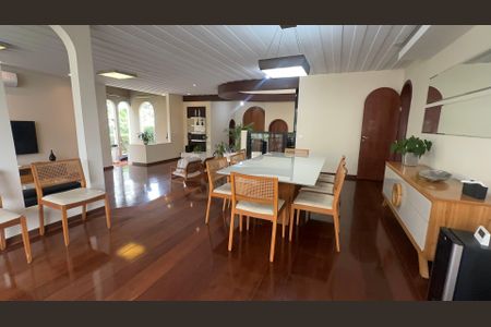 Casa à venda com 700m², 4 quartos e 4 vagas Casa à venda com 700m², 4 quartos e 4 vagasSala de Jantar