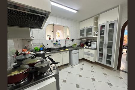 Casa à venda com 700m², 4 quartos e 4 vagas Casa à venda com 700m², 4 quartos e 4 vagasCozinha
