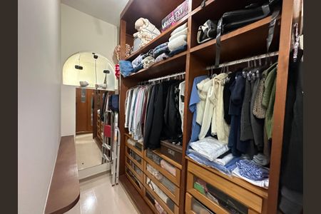 Casa à venda com 700m², 4 quartos e 4 vagas Casa à venda com 700m², 4 quartos e 4 vagasCloset da suíte 1