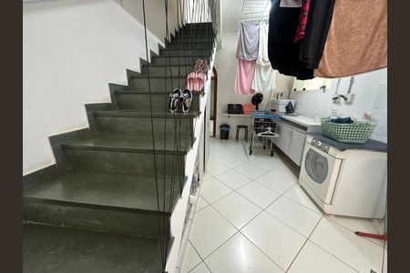 Casa à venda com 700m², 4 quartos e 4 vagas Casa à venda com 700m², 4 quartos e 4 vagasEscada