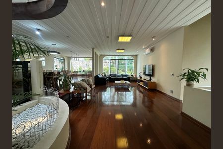 Casa à venda com 700m², 4 quartos e 4 vagasSala