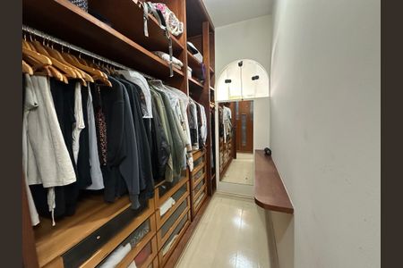 Casa à venda com 700m², 4 quartos e 4 vagas Casa à venda com 700m², 4 quartos e 4 vagasCloset da suíte 2