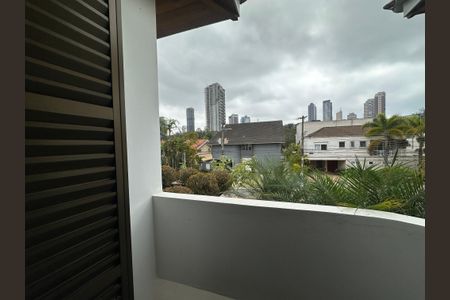 Casa à venda com 700m², 4 quartos e 4 vagas Casa à venda com 700m², 4 quartos e 4 vagasSacada Suíte 4