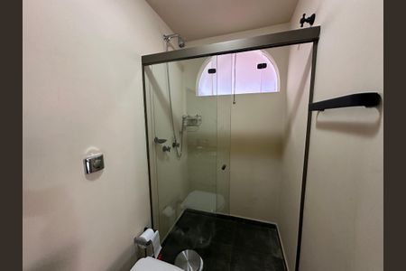 Casa à venda com 700m², 4 quartos e 4 vagas Casa à venda com 700m², 4 quartos e 4 vagasBanheiro Social