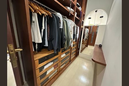 Casa à venda com 700m², 4 quartos e 4 vagas Casa à venda com 700m², 4 quartos e 4 vagasCloset da suíte 2