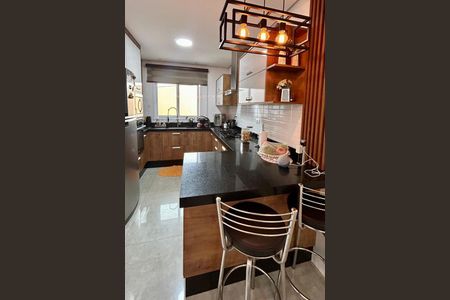 Casa à venda com 215m², 3 quartos e 4 vagas