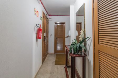Apartamento à venda com 100m², 2 quartos e 1 vaga Apartamento à venda com 100m², 2 quartos e 1 vagaHall social