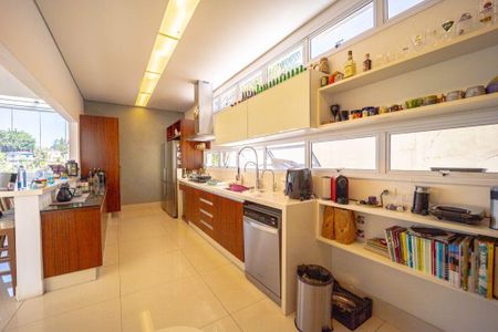 Casa à venda com 300m², 3 quartos e 6 vagas
