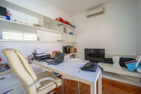 Casa à venda com 300m², 3 quartos e 6 vagas