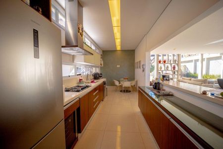 Casa à venda com 300m², 3 quartos e 6 vagas