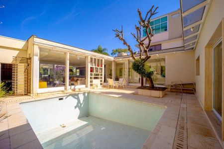 Casa à venda com 300m², 3 quartos e 6 vagas