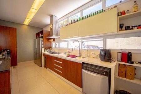 Casa à venda com 300m², 3 quartos e 6 vagas