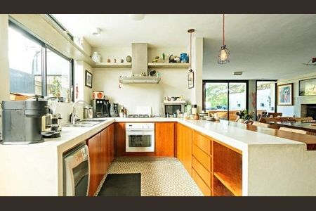Casa à venda com 2 quartos, 220m² em Alto de Pinheiros, São Paulo
