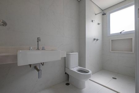 Apartamento à venda com 240m², 3 quartos e 4 vagas Apartamento à venda com 240m², 3 quartos e 4 vagasBanheiro Suíte 2