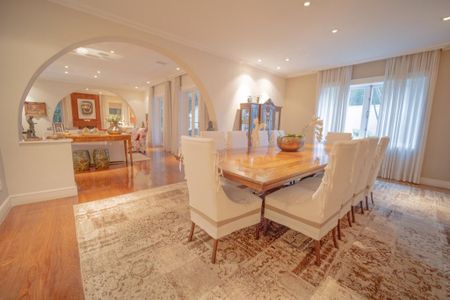 Casa à venda com 318m², 3 quartos e 4 vagas