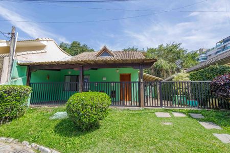 Casa de condomínio à venda com 150m², 2 quartos e 2 vagas Casa de condomínio à venda com 150m², 2 quartos e 2 vagasFachada