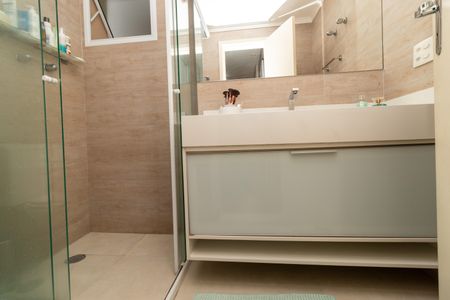 Apartamento à venda com 94m², 2 quartos e 2 vagas Apartamento à venda com 94m², 2 quartos e 2 vagasBanheiro da Suíte