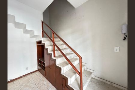 Casa à venda com 200m², 3 quartos e 1 vagaEscada