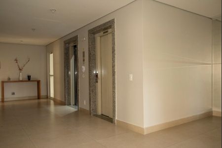 Apartamento à venda com 84m², 3 quartos e 2 vagas Apartamento à venda com 84m², 3 quartos e 2 vagasHall social