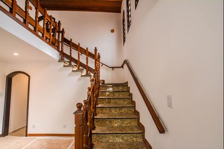 Casa à venda com 270m², 3 quartos e 4 vagas Casa à venda com 270m², 3 quartos e 4 vagasEscada