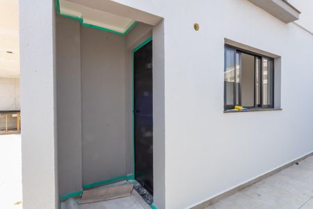 Casa à venda com 68m², 2 quartos e 2 vagas Casa à venda com 68m², 2 quartos e 2 vagasFachada