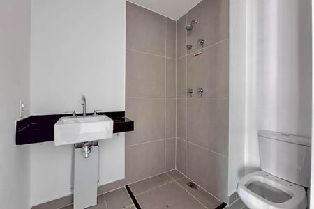 Banheiro de kitnet/studio para alugar com 1 quarto, 18m² em Santo Amaro, São Paulo