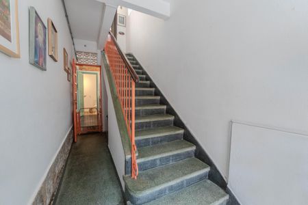 Casa à venda com 180m², 2 quartos e 1 vaga Casa à venda com 180m², 2 quartos e 1 vagaEscada