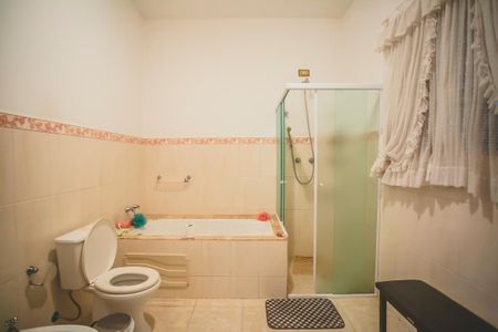Casa à venda com 200m², 3 quartos e 2 vagas Casa à venda com 200m², 3 quartos e 2 vagasBanheiro
