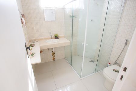 Casa à venda com 300m², 4 quartos e 2 vagasBanheiro da Suíte 2