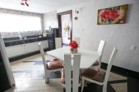 Casa à venda com 300m², 4 quartos e 2 vagasCozinha