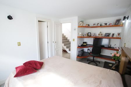 Casa à venda com 300m², 4 quartos e 2 vagasSuíte 1