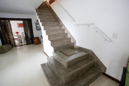 Casa à venda com 300m², 4 quartos e 2 vagasEscada