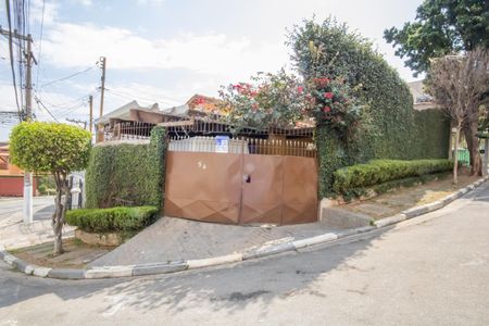 Casa à venda com 141m², 2 quartos e 3 vagas Casa à venda com 141m², 2 quartos e 3 vagasFachada