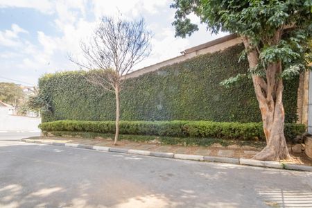 Casa à venda com 141m², 2 quartos e 3 vagas Casa à venda com 141m², 2 quartos e 3 vagasFachada