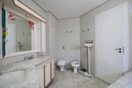Apartamento à venda com 242m², 4 quartos e 4 vagasBanheiro 3