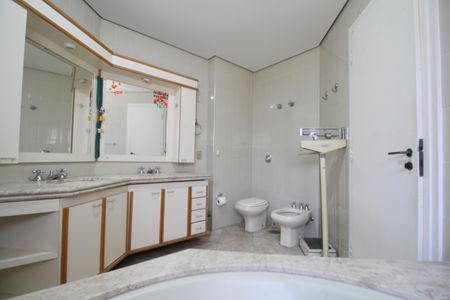 Apartamento à venda com 242m², 4 quartos e 4 vagasBanheiro 3