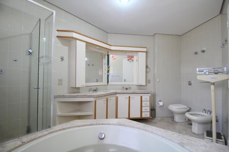 Apartamento à venda com 242m², 4 quartos e 4 vagasBanheiro 3