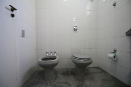 Apartamento à venda com 242m², 4 quartos e 4 vagasBanheiro 2