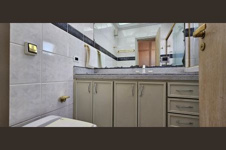 Apartamento à venda com 350m², 4 quartos e 4 vagas Apartamento à venda com 350m², 4 quartos e 4 vagasBanheiro da Suíte 2