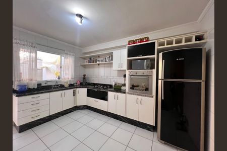 Casa à venda com 128m², 3 quartos e 2 vagas Casa à venda com 128m², 3 quartos e 2 vagasCozinha