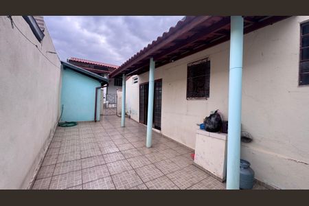 Casa à venda com 170m², 3 quartos e 2 vagas Casa à venda com 170m², 3 quartos e 2 vagasQuintal