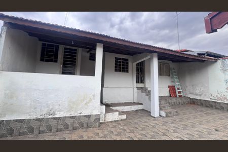 Casa à venda com 170m², 3 quartos e 2 vagas Casa à venda com 170m², 3 quartos e 2 vagasFachada Casa de Fundos