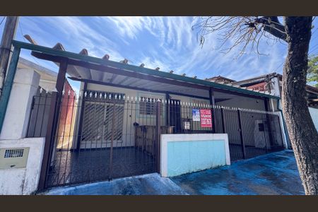 Casa à venda com 170m², 3 quartos e 2 vagas Casa à venda com 170m², 3 quartos e 2 vagasFachada