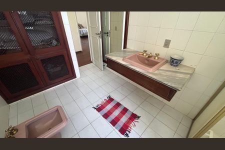 Casa à venda com 350m², 4 quartos e 4 vagas Casa à venda com 350m², 4 quartos e 4 vagasBanheiro da Suíte 2