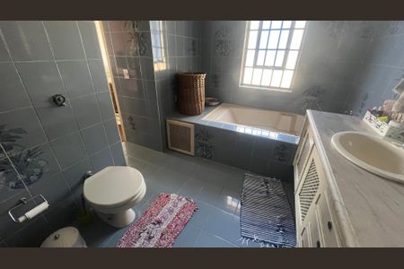 Casa à venda com 350m², 4 quartos e 4 vagas Casa à venda com 350m², 4 quartos e 4 vagasBanheiro da Suíte 1