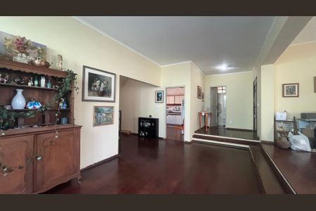 Casa à venda com 350m², 4 quartos e 4 vagas Casa à venda com 350m², 4 quartos e 4 vagasSala