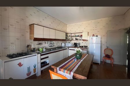 Casa à venda com 350m², 4 quartos e 4 vagas Casa à venda com 350m², 4 quartos e 4 vagasCozinha
