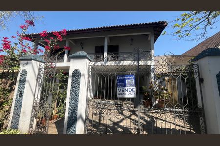 Casa à venda com 350m², 4 quartos e 4 vagas Casa à venda com 350m², 4 quartos e 4 vagasFachada